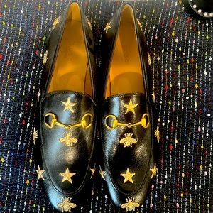 Never worn  black bee and start GUCCI loafers size 40